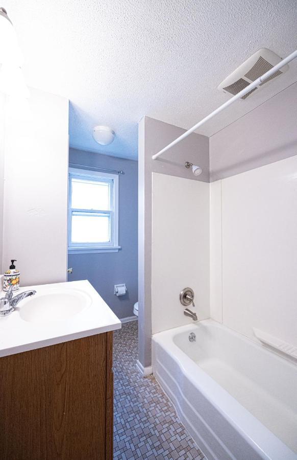 Cheerful Home With Free Parking And Wifi Rochester Exterior photo